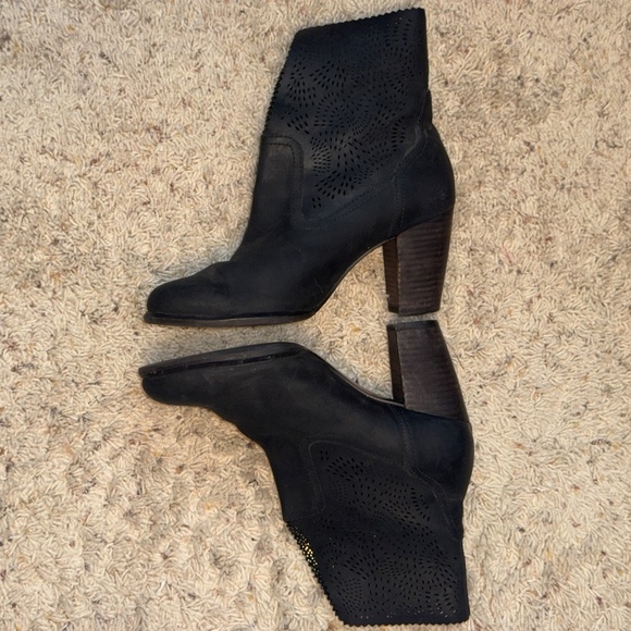 EUC UGG Thames Seaweed Perf Perforated Eyelet Ankle Boot Black Size 7.5 - Picture 5 of 11